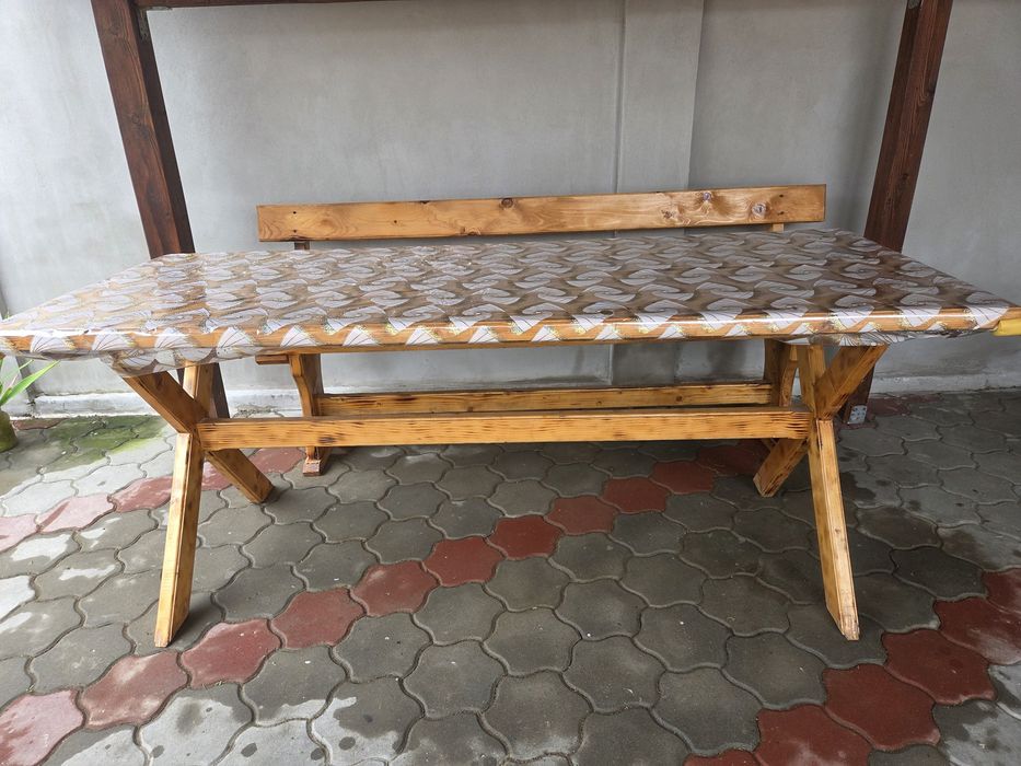Masă și bănci din lemn pentru terasă