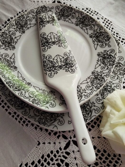 Set Porțelan 8 Piese – Farfurii și Paletă Tort