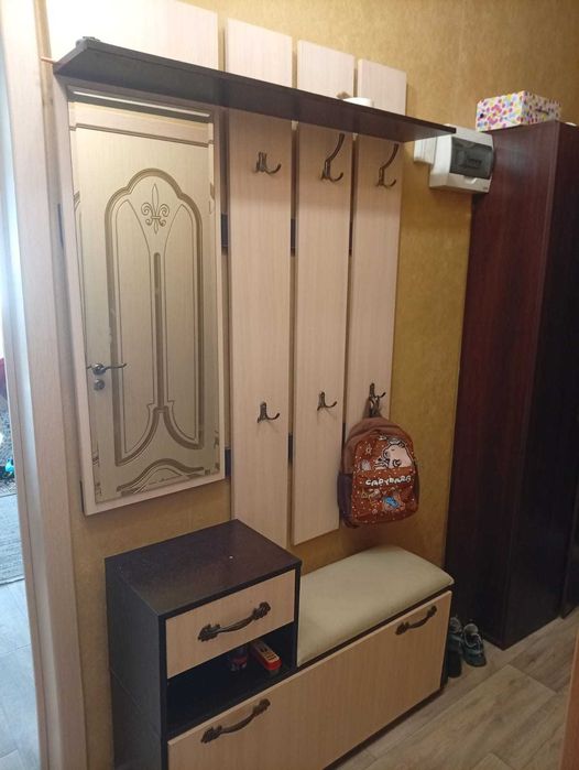 Шкаф и тумбочка с зеркалом