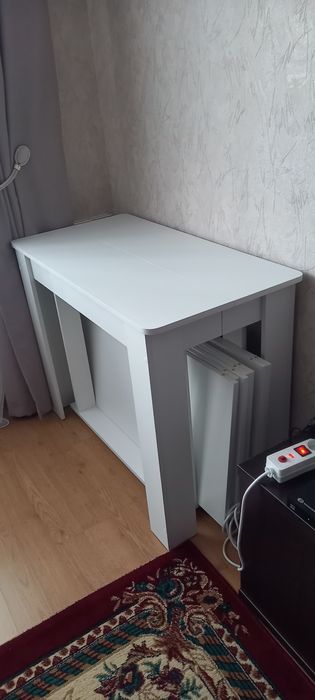 Стол трансформер, и стулья.