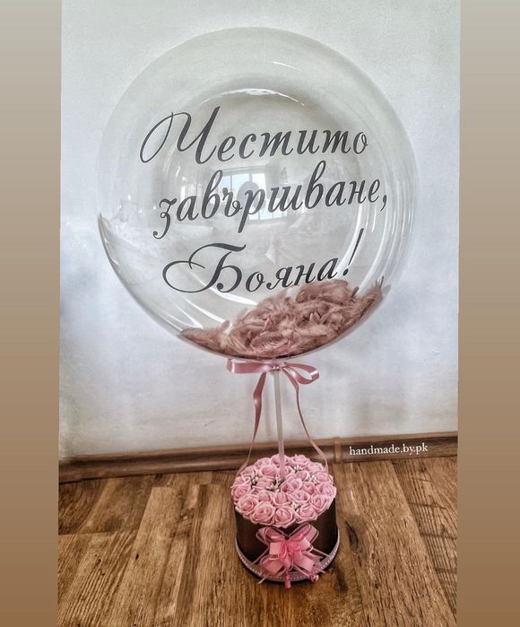 Кутия с рози с изписана буква и балон към нея