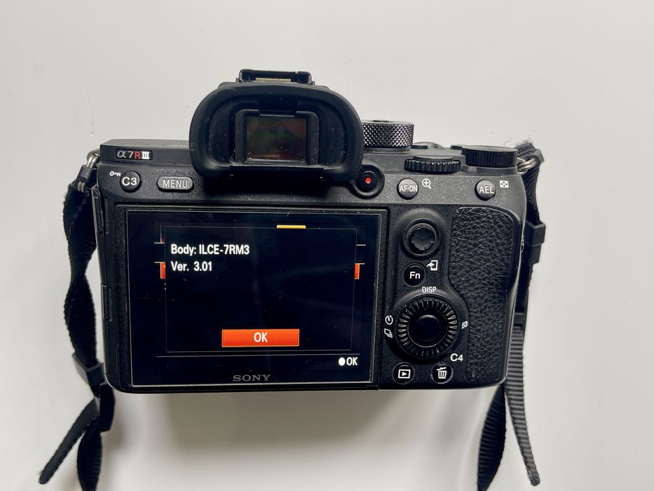 Sony A7R III + вертикальный хват Sony + 2 оригинальные батареи Sony