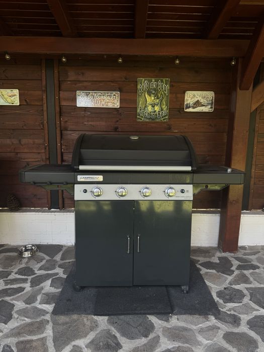 Vând grătar pe gaz Campingaz 4 Series Classic LS Plus D, model mare și robust, ideal pentru terasă, curte sau foișor.