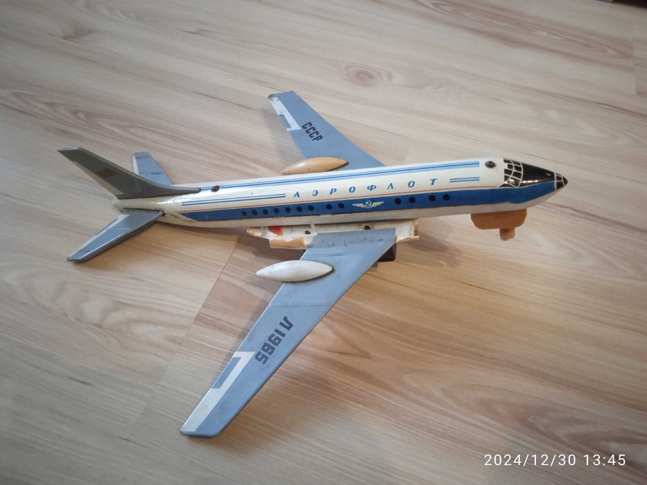 Самолетче Matchbox и стара руска играчка ламаринен самолет