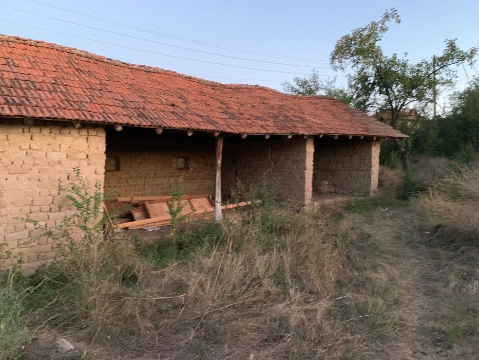 Дворно място със постройка общо 870 кв постойката има ток и вода но са прекъснати