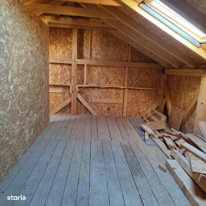Casă separată cu pivniță și pod utilizabil în mediul rural