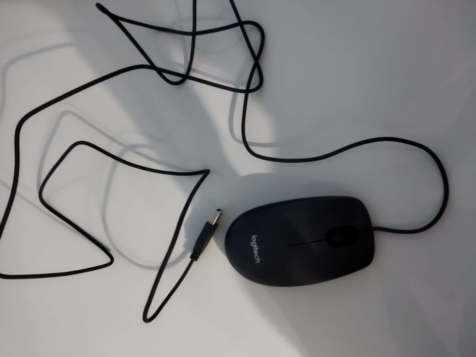 Ноутбук ASUS вместе с мышкой