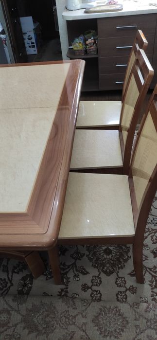 Стол со стульями