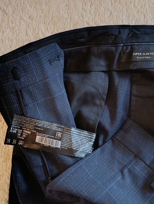 Pantaloni pentru dame, bleumarin în dungi, de la Mango