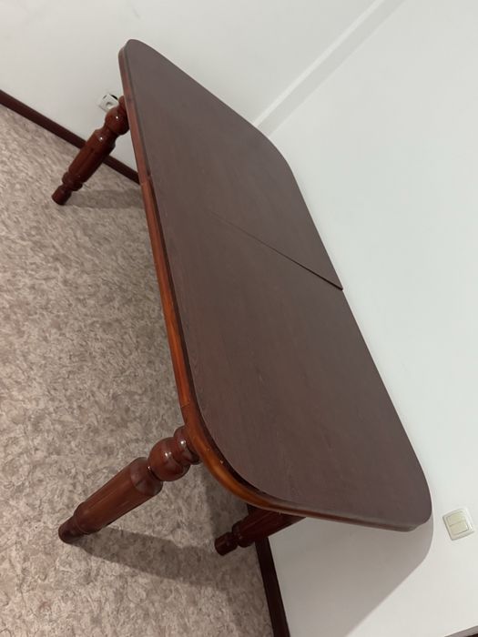 Обеденный стол для гостиной