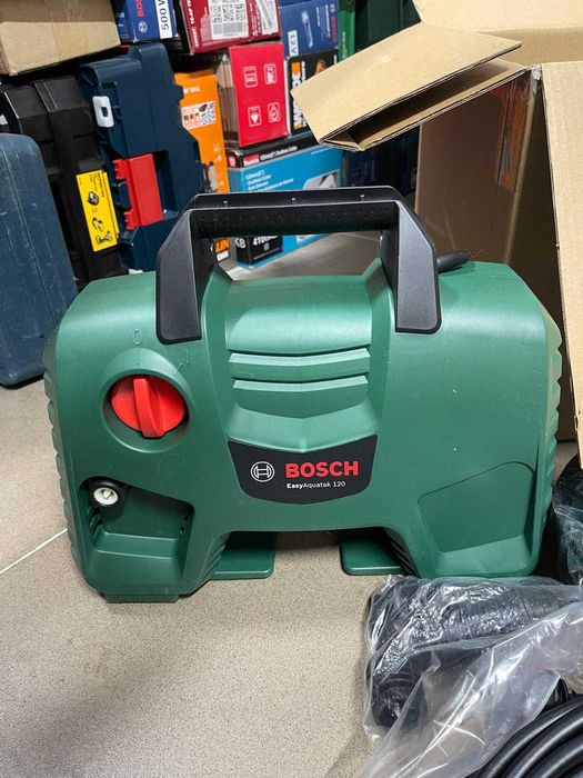 Aparat spalat cu presiune EasyAquatak 120 de la Bosch (1500 W, set pentru uz casnic și auto, 350 litri pe oră, în cutie)