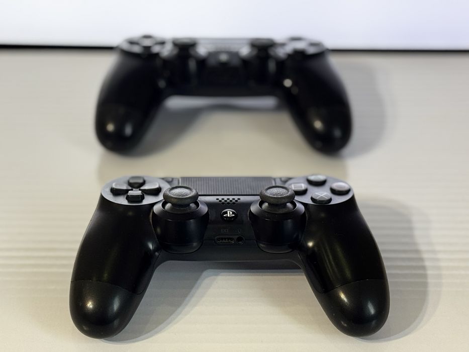 PS4 с двумя контролерами и играми