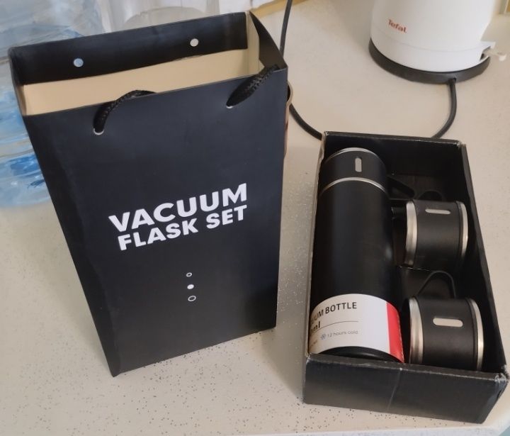 Термос в наборе с дополнительными стаканами