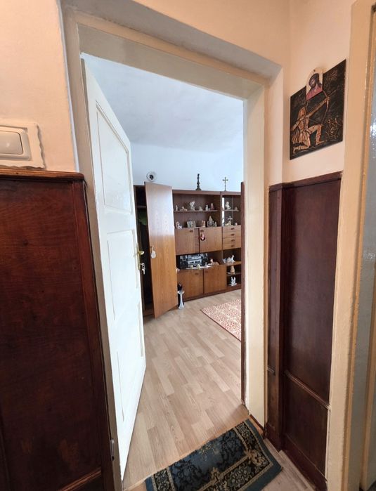 De vânzare Apartament 3 camere • Ștefan Luchian • Etajul 2 din 2 • Suprafață utilă 52,97mp + boxă 3,48mp • Necesită renovare • Preț ușor negociabil !