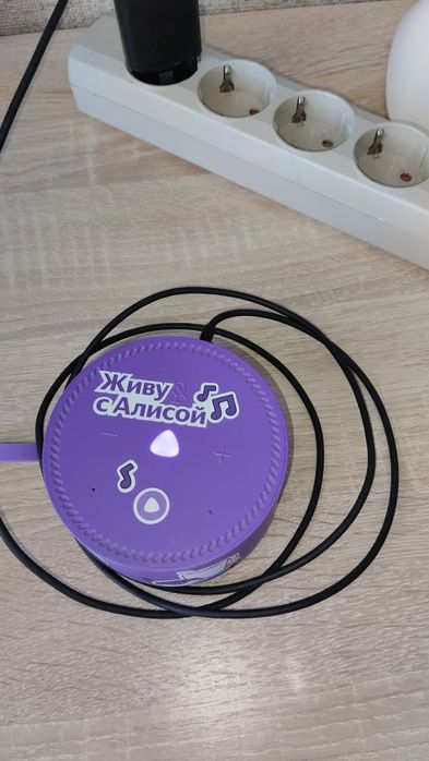 Продам колонку Алиса Яндекс