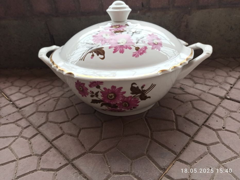 Красивая супница красная