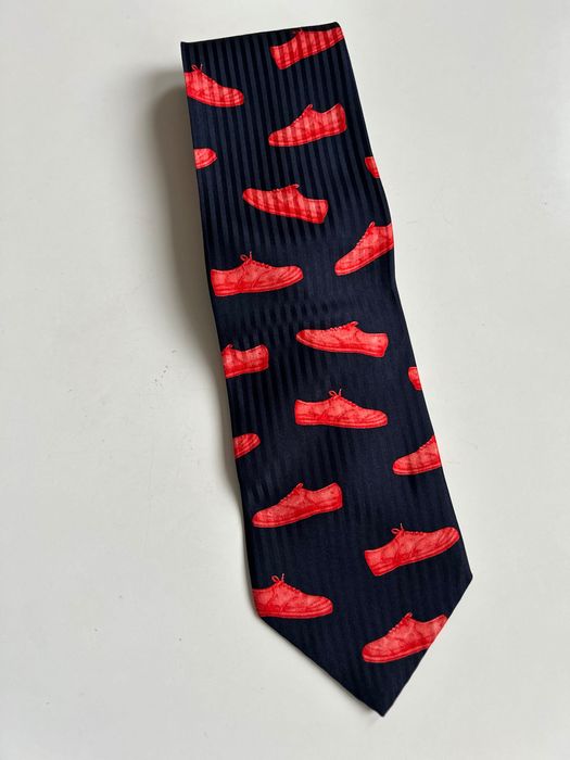 Boss silky tie авангардна вратовръзка с принт спортни обувки