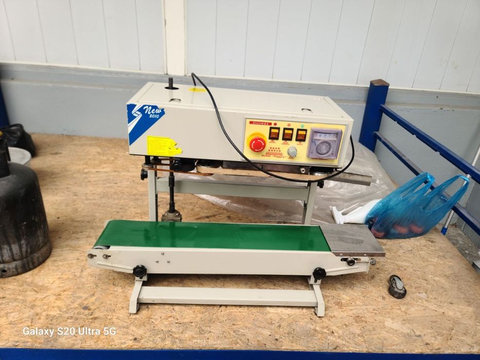 Upakovka apparati — Paket yopuvchi konveyerli mashina sotiladi