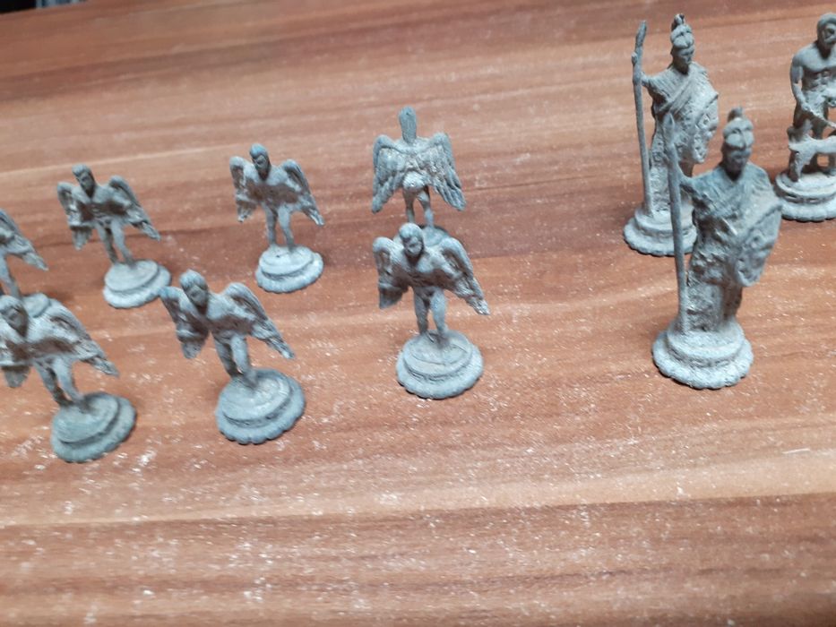 Метални фигури за шах.  Шах  с дървени фигури