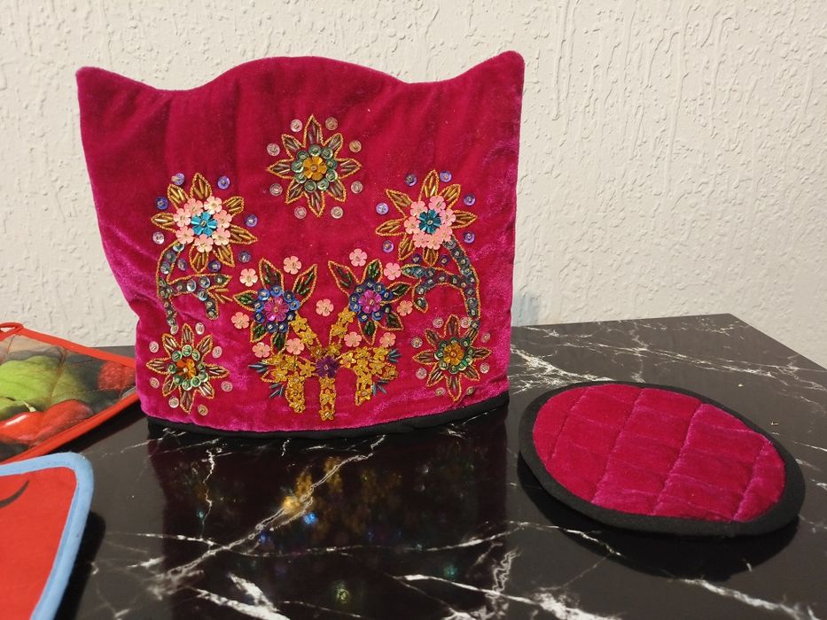 Накидка на чайник Бархат с вышивкой