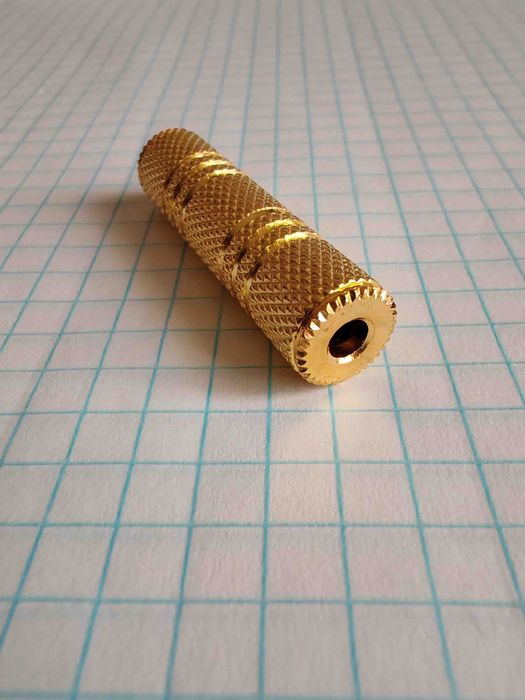 Соединитель для кабеля наушников или микрофона  3.5 мм