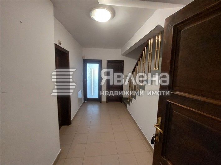 Продава се Четиристаен апартамент в Габрово, Център - 188 кв.м за 599 €/кв.м - Снимка #9