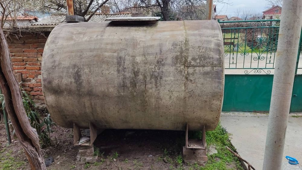 метална цистерна - резервоар 2 куб. м.