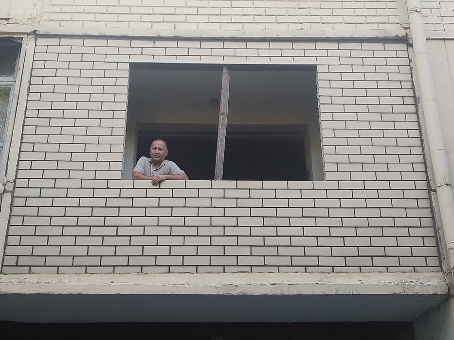 Кладка балкона, облицовочным и простым кирпичом