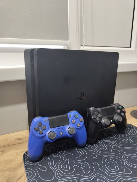 PS4 Slim 500GB, 2 геймпада, 3 игры