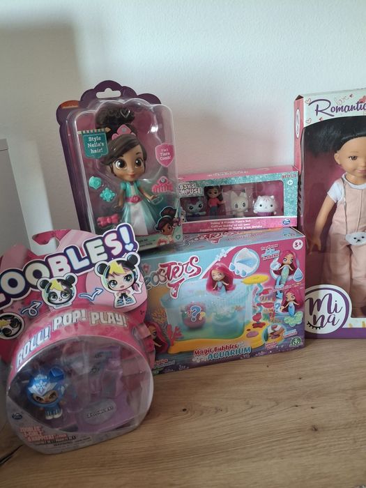Vand lot jucarii cu 4 figurine Gabby' s Dollhouse, papusica Nella printesa cavaler, figurina  Zoobles ,2 sirene cu acvariu, papusa Mina si  Afro Doll