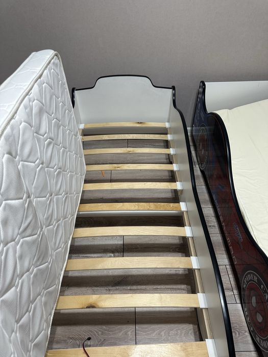 Детская кровать машинка