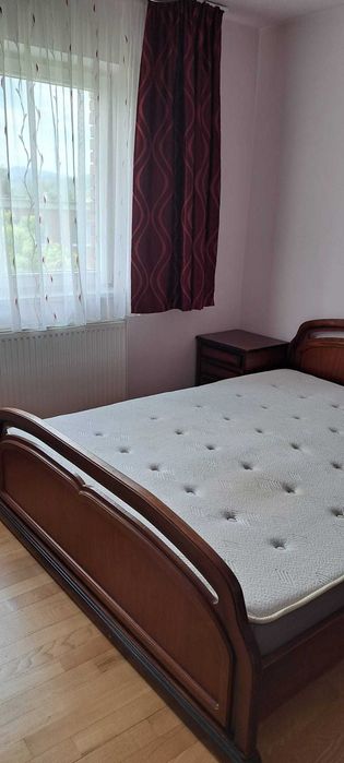Apartament de vanzare 3 camere in Petrosani, str. Independentei, partial mobilat, doua balcoane (unul inchis), izolat termic interior