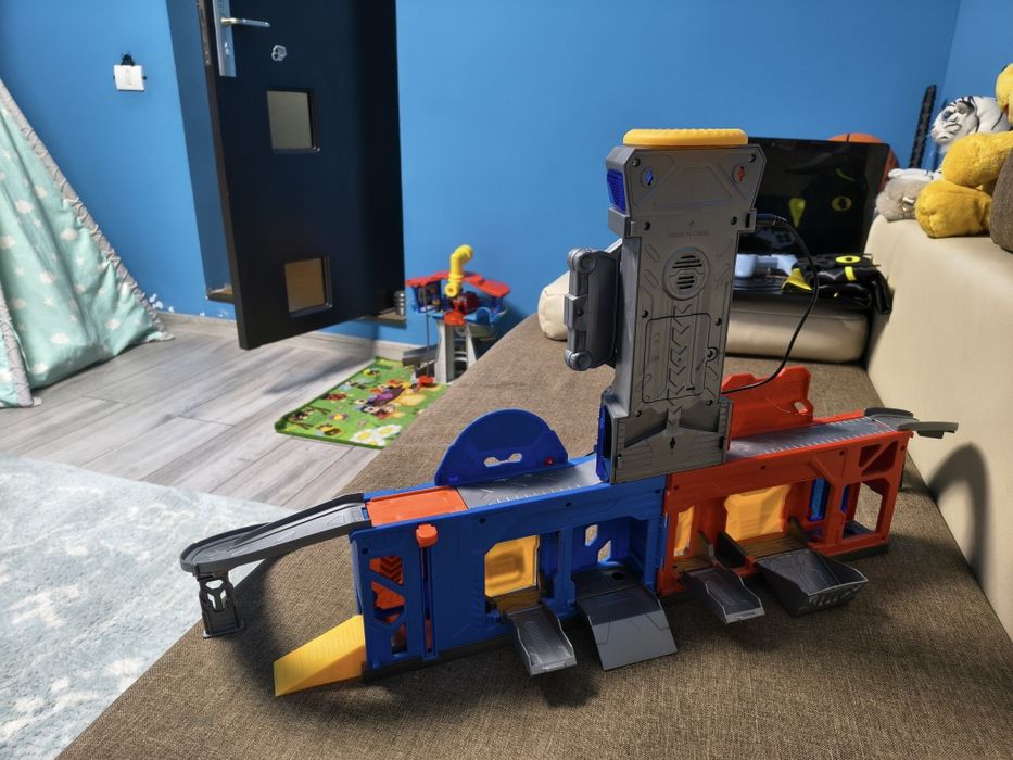 Vând jucărie statie poliție și pompieri