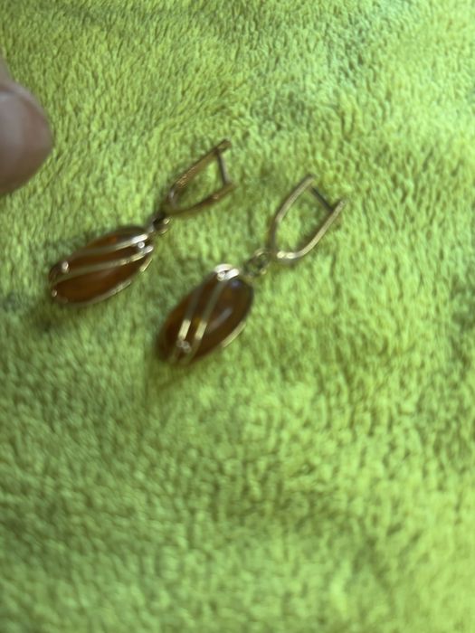 Продам золотые серьги с янтарем