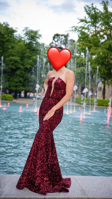 Продавам балната си рокля Caviar, модел Hollywood Red Sequins