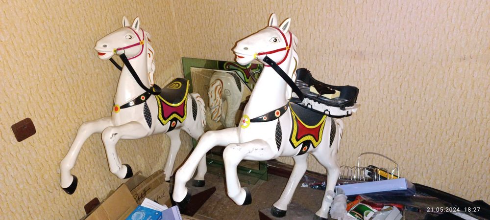 Продам две лошади статуи