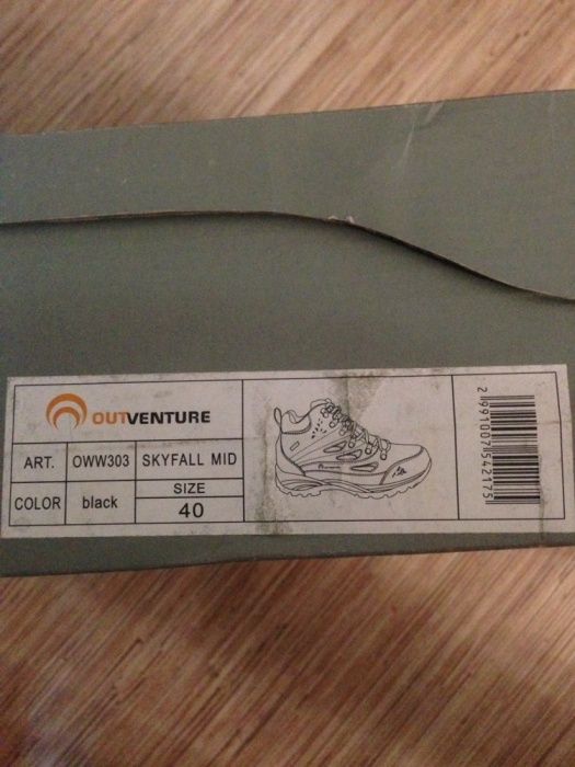 Продам спортивные  ботинки