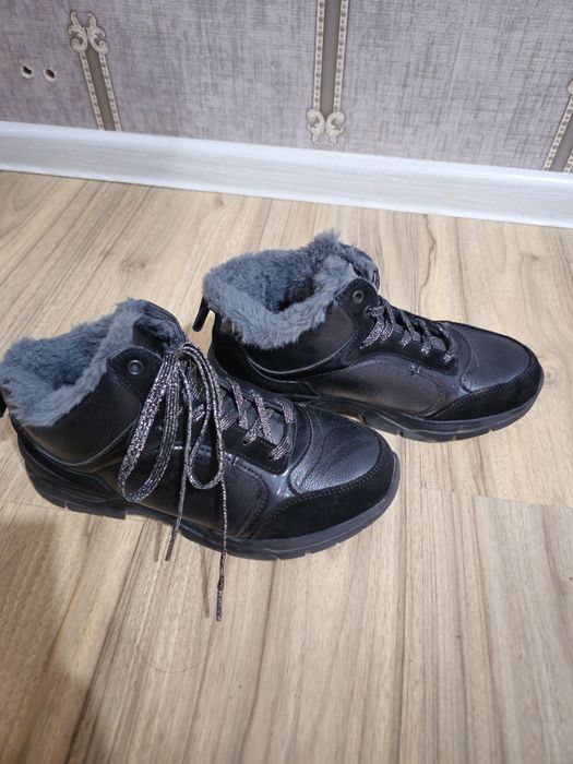 Зимние кроссовки 10000тг