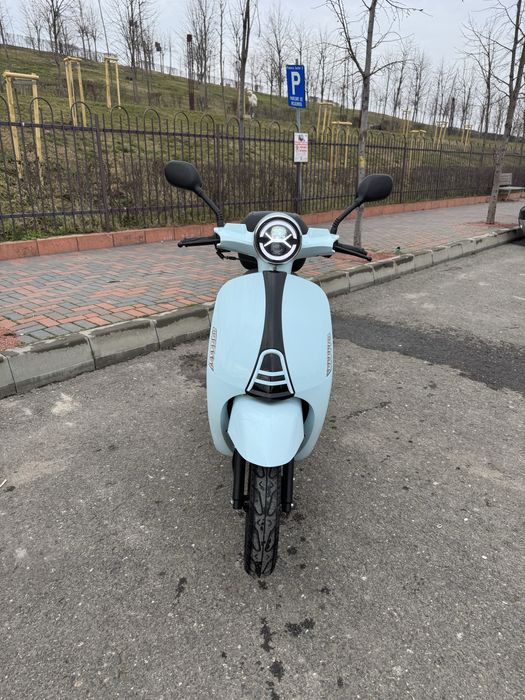 Scuter RDB BLUE BERRY 50cc, 4 timpi, Topcase GIVI, 2 Casti, 4000Km