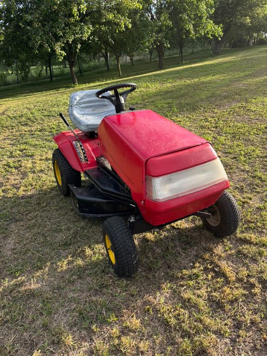 Vand tractoras de tuns iarba