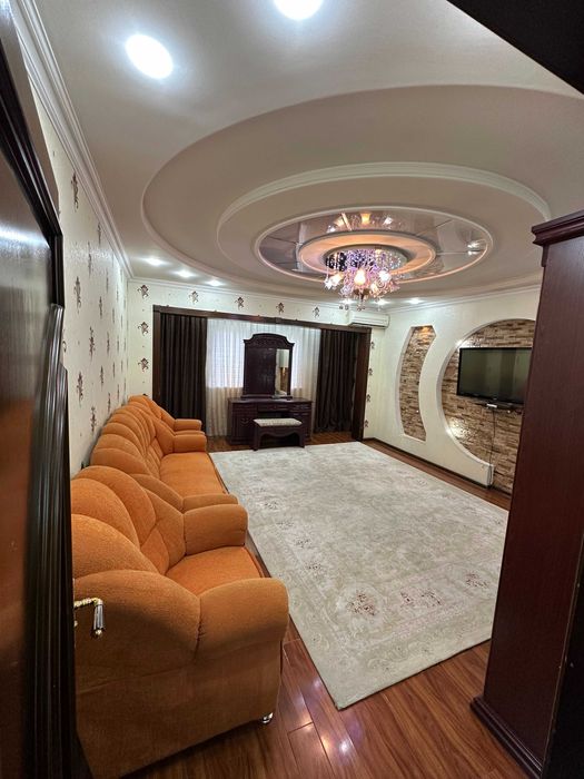 Квартира Сотилади жуда қуллай ва марказда, метрога 300 мерт.