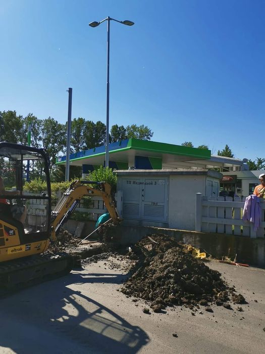 Услуги с мини багер, мини челелен товарач,самосвал(изкопи,къртене)