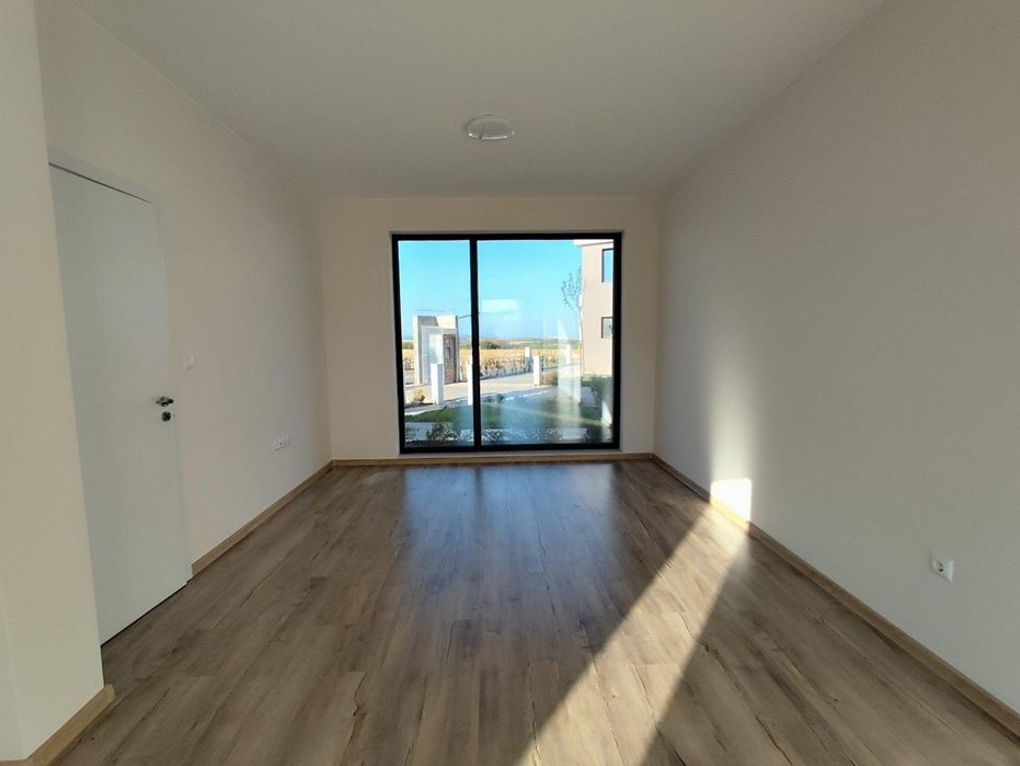 Къща до ключ в м.Victoria Hills кв. Сарафово