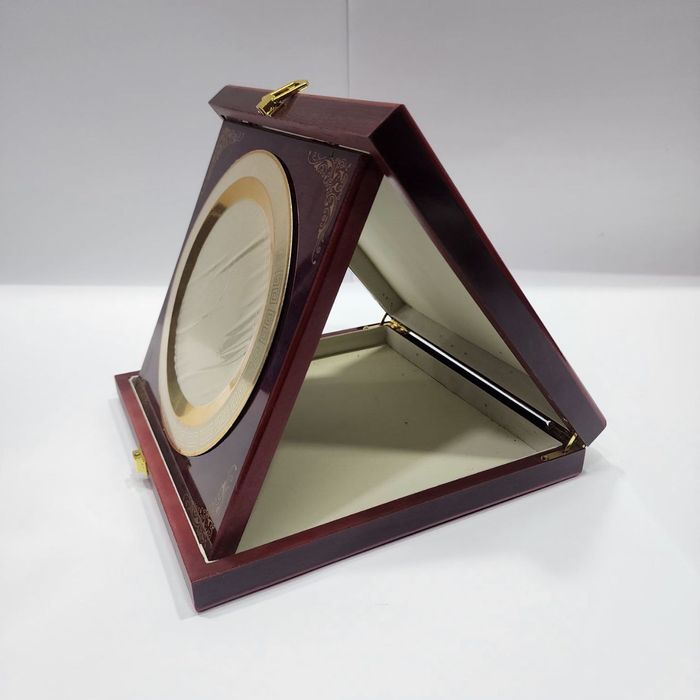 Наградная плакетка в подарочном футляре