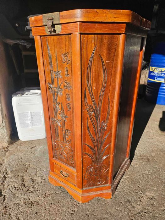 Старинен шкаф / диспенсър за насипни продукти.