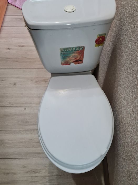 Продам унитаз с бачком
