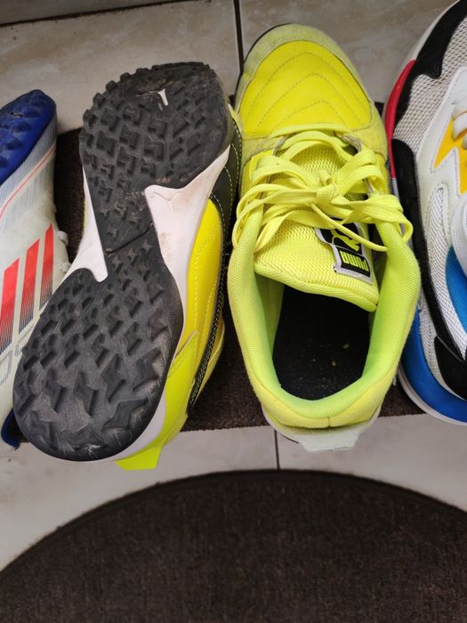 Adidași copii de fotbal și plimbare