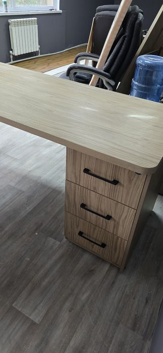 Офисные столы угловые 2 штуки