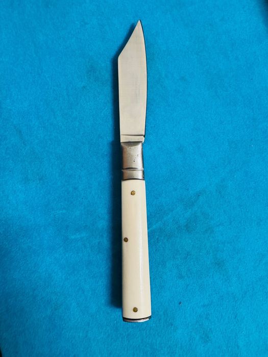 Briceag francez firma Girodias