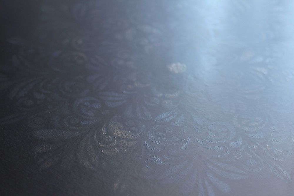 masuță elegantă, pe un picior, cu ornamente handmade